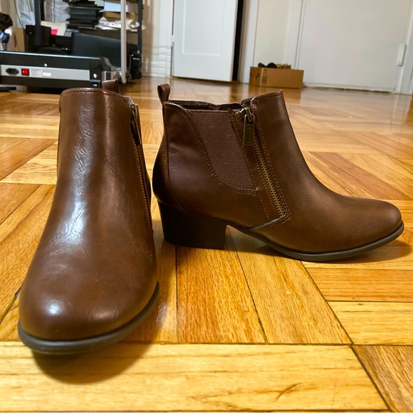 BRAND NWOT Unisa Brown Leather Booties Women Size 7.5 - Picture 1 of 7